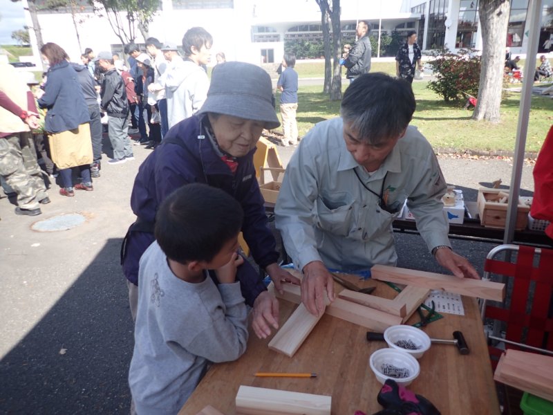 Image of 「しんとつかわ味覚まつり」での木育活動 1