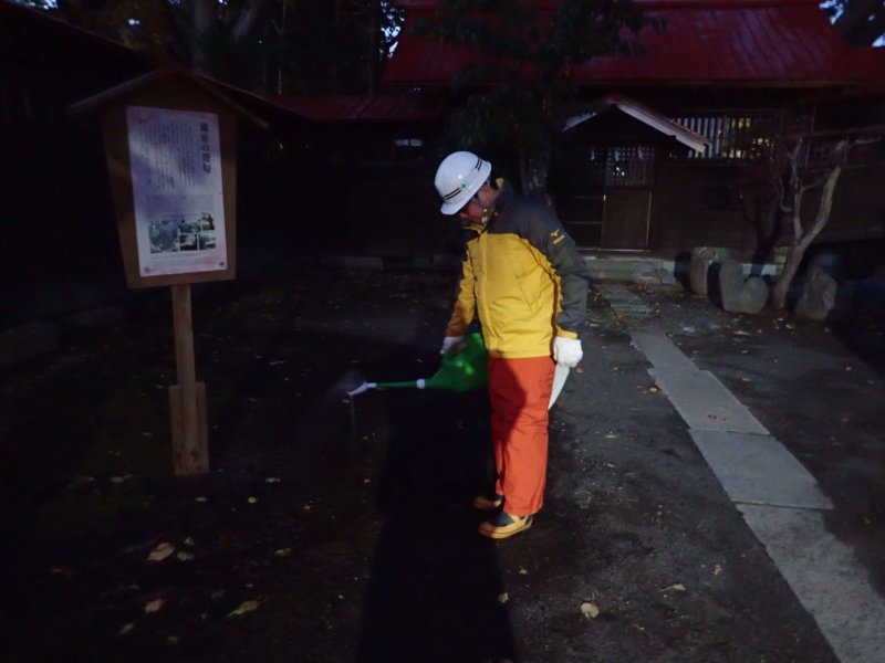 Image of 松前神社社務所前の「復興・復活」を象徴する桜「御座の間匂」への施肥 9